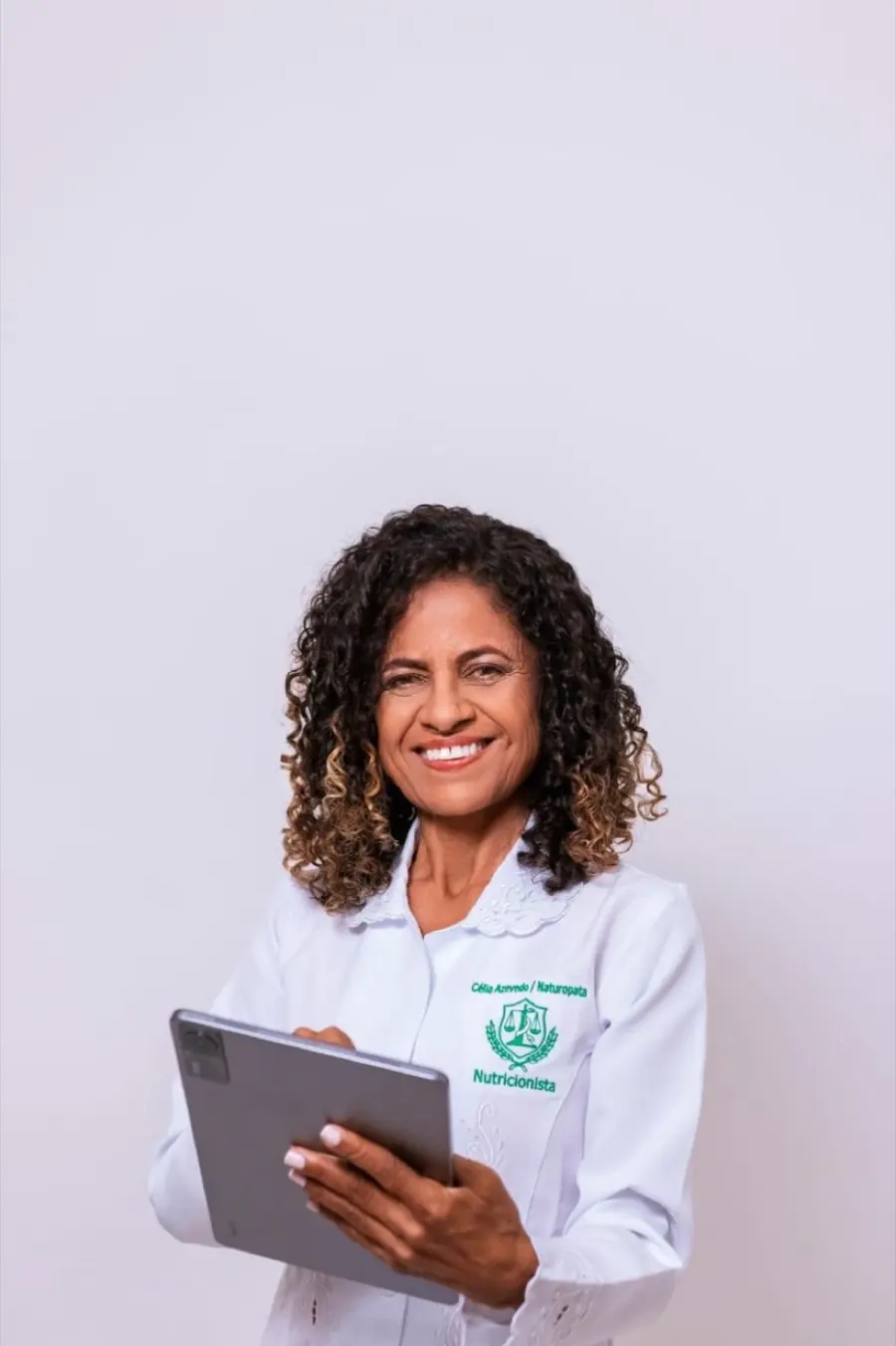 Célia Azevedo, nutricionista e naturopata, de jaleco branco